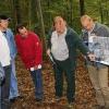 Revierförster Forstamtsrat Werner Trabold (Dritter von rechts) erläutert mit Unterstützung von Forstoberrat Christoph Kirchner (zweiter von rechts) und Privatforstoberrat Markus Schömig (rechts) dem zweiten Bürgermeister von Himmelstadt Gundram Gehrsitz sowie den Mitgliedern des Gemeinderates Besonderheiten des Himmelstadter Gemeindewaldes mit Blick ins Gelände.