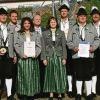 Von der Bronzenadel bis zur Goldnadel mit Diamanten wurden langjährige Musiker ausgezeichnet. Mit auf dem Bild stellvertretender Landrat Walter Gutmann, Bürgermeister Emil Müller und Bernd Hammer vom Nordbayerischen Musikbund.