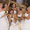 Region Würzburg (ehe)   Auch das gehört zum bunten Kulturherbst 2007: Heiraten kommt wieder in Mode. Davon ist die Inhaberin des Brautstudios Luana in Greußenheim, Katharina Rathmann, überzeugt. Als viel beachteten Beitrag zu Kunst & Kultur in der kleinen Landkreisgemeinde präsentierten deshalb junge Damen eine Auswahl der Brautmoden-Kollektion für das kommende Jahr. Bestätigt fühlte sich die Inhaberin in ihrer Auffassung, da viele junge Paare sich die jeweils einstündige Show anschauten.