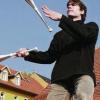 Franz Feldtkeller macht beim Zirkus Luna in der Mühle in Westheim ein Freiwilliges Soziales Jahr. Sein Wunsch ist es, Jugendliche für die Akrobatik begeistern. Das Jonglieren auf dem Einrad macht ihm besonders viel Spaß.