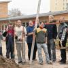 Der Einsatz am Bau ist gefragt: ein Teil der Mitarbeiter im Kinderspielzentrum kam zum Fototermin zur Eröffnung des neuen „Spieli“ in der Dr.-Maria-Probst-Straße 11 (dritter v. r: der Leiter des Spieli Horst Wagner, rechts neben ihm Bernd Vormwald vom Führungsteam und rechts Claudia Henning-Jaspers, Pressereferentin beim SkF).