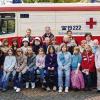 Über die neuen Juniorhelfer der Volksschule Wildflecken freuen sich die beiden Rettungssanitäter Alexander Grietsch und Armin Stelzner sowie Konrektorin und Klassenlehrerin Roswitha Raab (hinten, von links). Die Schüler/innen der 4. Klasse der Grundschule hatten den Erste-Hilfe-Lehrgang „Juniorhelfer“ mit sehr guten Ergebnissen absolviert.