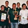 Die Mannschaft „Waltershausen 1“, Gewinner des Alois-Leicht Pokals, freut sich über die Glückwünschen von Sportleiter Peter Zeis (links). Unser Bild zeigt von links Margit Köhler, Kai Schmitt und Winfried Seifert. Platz zwei ging an Waltershausen 2 (vertreten durch Andreas Kürschner), Platz drei an Obereßfeld 1 (vertreten durch Dominik Schubert). Beste Einzelschützen waren Felix Wirsing ( Platz 2)  und  Andreas Krapf ( Platz3).S M. STUHL