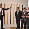 Michael Reß (zweiter von links), Carolin Sangha und Roland und Marianne Ress zeigten Bürgermeister Clemens Behr, eine ganz besondere Garderobe und zwar ein kleines Kunstwerk des renommierten Designers Stefan Dietz (München), für das die Firma Schönbuch auf der Messe 2006  mit dem „Interior Innovation Award“ ausgezeichnet wurde.