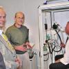 Betriebsleiter Bernhard Moll (rechts) und der Ärztliche Direktor des Kreiskrankenhauses, Prof. Hans Ruppin, (links) inspizieren die Praxis Dr. Härtel.