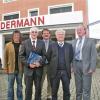 Vier Jahre haben Insolvenzverwalter und Mitarbeiter erfolgreich für den Erhalt der Firma Kindermann gekämpft, bis endlich ein geeigneter Investor gefunden wurde. Im Bild von links: Betriebsratsvorsitzender Herbert Gransitzki, der neue Eigentümer Paulinus Hohmann, Marketingleiter Norbert Dorn, Insolvenzverwalter Hannfried Grauer und Geschäftsführer Peter Baumeister.