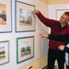 Ostheim (ewie)   Grafik und Malerei sind die Leidenschaft von Tierarzt Stefan Dolze aus Oberelsbach. Lange hat Dolze keine Ausstellung mehr präsentiert, die Kunst hatte hinter dem Beruf zurückstehen müssen. Doch nun zeigt der Künstler unter dem Motto „Auf ein Neues...!“ seine Werke in Ingrids Schatztruhe bei Ingrid Schmidt in Ostheim. Schon bei der Vernissage fand die Ausstellung viel Beachtung. Bereits beim Betreten des Ausstellungsraums fällt dem Besucher die Vielfalt der Werke ins Auge. Er findet dort Aquarelle mit Landschafts- und Städteansichten, fotorealistische Darstellungen und auch fantasiereiche Motive in farbintensiver Seidenmalerei vor. Dolzes künstlerisches Talent zeigte sich, wie er sagt, schon in seiner Schulzeit am Martin-Pollich-Gymnasium Mellrichstadt, wo er 1982 seine erste Ausstellung eröffnete. Von 1982 bis 1985 beteiligte er sich an der Reihe „Rhöner Künstler stellen aus“ und auch in seiner zweijährigen Bundeswehrzeit widmete er sich der Grafik und Malerei. Dolze hatte sogar ein Studium an der Kunstakademie in München aufgenommen, doch schon nach wenigen Wochen habe er gemerkt, dass ihm dies nicht zusagt. Er entschied sich, in die Fußstapfen seines Vaters zu treten und Veterinärmedizin zu studieren. Während des Studiums, das er sich mit Auftragsarbeiten finanzierte, hatte er mehrere Ausstellungen, unter anderem mit Jörn Lehmhus, mit dem er auch 1988 die Ausgestaltung des Passagierdampfers „Pidder Lyng“ für die erste Nordseeschutzkonferenz in London übernommen hatte. Ingrid Schmidt (im Bild rechts) ist es mit zu verdanken, dass Dolze (links) nach mehr als zehn Jahren nun wieder mit neuen Werken aufwartet und diese der Öffentlichkeit präsentiert. Die Kunstliebhaberin hatte ihn dazu ermuntert, sich wieder seinem Maltalent zu widmen. Die Ausstellung in Ingrids Schatztruhe läuft noch bis 4. November.