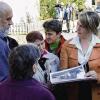 Konrad Weigelt (links) erläutert Nadia Schönmaier (rechts) anhand von Fotos die Entwicklung der Gemeinde Burgsinn.