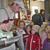 Sulzbach (bra)   Vom Getreide übers Mehl zum Brot. Mit diesem großen Thema befasste sich der Kindergarten „Höhlenzauber“ in Lendershausen. Nicht nur, dass im Frühjahr verschiedene Getreidearten gesät wurden, es wurde nun auch vom Umweltbildungszentrum Oberschleichach das sogenannte Kornrad ausgeliehen. Mit diesem zur Kornmühle umgewandelten Fahrrad wurde dann Korn zu Mehl gemahlen. Doch die 16 Vorschulkinder nebst Betreuerinnen schauten sich auch an, wie der Profi das macht. Dazu wurde der „Fahresmühle“ in Sulzbach ein Besuch abgestattet. Ausführlich erklärte Armin Wunderlich den Kindern wie seine Mühle funktioniert und was hier alles gemahlen wird. Beim Erraten der verschiedenen Getreidearten zeigten die Kleinen bereits großes Wissen. Mit von der Partie bei dem Rundgang der Vorschulkinder waren auch Diana Wunderlich und die Töchter Lisa und Klara. Die drei verteilten zum Abschluss auch noch ein kleines Überraschungsgeschenk an die Kinder.