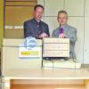 Stephan Lindbüchl (links), Paidi-Verkaufsleiter Bayern/Österreich, und der Leiter des SOS-Kinderdorfes Oberpfalz, Alfred Schuster, freuten sich, dass mit der Möbelspende zehn komplette Kinderzimmer eingerichtet werden konnten.