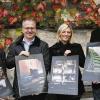 Freuen sich über den ersten Kalender von der Homburger Papiermühle (von links): Rainer Zorn (Berberich-Papier), Ullrich Stetter (Schleunung-Prokurist), Kommunikationswirtin Katja Herrmann und Johannes Follmer.