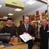 Schweinfurt (ks)   Die Deutsche Post hat am Mittwoch eine weitere Filiale in Schweinfurt eröffnet. Sie befindet sich in den Geschäftsräumen der Firma Renatka Geschenkartikel im Marktkauf. Geschäftsinhaber Darius Krafczyk wird in Zukunft Briefe, Pakete und Päckchen entgegennehmen, aber auch Briefmarken verkaufen. „Wir freuen uns, dass die Post näher an den Kunden heran rückt“, sagt Hans Schnabel, Wirtschaftsförderer der Stadt Schweinfurt. Laut Pressemitteilung der Deutschen Post gehört die Filiale zu den bundesweit 600 neuen, so genannten Postpoints, mit denen das Unternehmen sein flächendeckendes Filialnetz weiter ausbaue. „Insgesamt erhöhen wir die Zahl unserer Standorte in Deutschland damit auf über 13 000“, so Lothar Rogg, zuständiger Manager für das Filialnetz der Deutschen Post, in der Mitteilung. Die Postpoints seien ein neues Filialformat, dessen Angebot den alltäglichen Bedarf von Privatkunden abdecke und dies geschehe in Kooperation mit lokalen Einzelhändlern. „Der Postpoint wird nicht der einzige in Schweinfurt bleiben, es ist ein weiterer in der Gartenstadt geplant“, so Gebietsleiterin Karoline Nölscher. Im Bild von links: Darius Krafczyk, Hans Schnabel, Vor-Ort-Betreuer Volker Fenn, Karoline Nölscher.