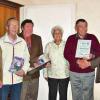 Maibach (ri)   Die Feier zum 80. Geburtstag von Rudolf Döll (Zweiter von rechts) war fast zu Ende, als der Vorsitzende des Seniorenclubs 50+, Ludwig Mergenthal (rechts), mit seinem Führungsteam auftauchte und im Anschluss an die Gratulation von Bürgermeister Reinhold Stahl (links) den Jubilar für sein Engagement und seine Treue mit einer Urkunde, der ersten und höchsten Auszeichnung des Seniorenclubs, überraschte. Döll ist jetzt der „Grandseigneur“. Einen stärkeren Partner könne man sich, so Mergenthal, in der Seniorenarbeit nicht vorstellen. Döll habe die Gemeinschaft in der Maibacher Bevölkerung gefestigt und sich aktiv auch am Vereinsleben beteiligt. So unter anderem in der Feuerwehr, bei der Blasmusik, in der Kirchengemeinde und beim Kindergarten – „rundum ein Allrounder in Maibach“, wie der Vorsitzende formulierte. Weiter im Bild (von links) Leo Roth, Werner Look und Koletta Döll.