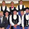 Die neuen Gesellen: (obere Reihe von links): Holger Gessner, Manuel Weißenberger, Florian Weinkauf und Tobias Klüh; untere Reihe von links: Michael Hußlein, Michael Brand, Jens Reugels, Marcel Hetterich, Matthias Zweier. Andreas Detsch. Mit ihnen freuen sich (von links, im Anzug) Obermeister Hans Feser, Josef Kilian Feser, Vorsitzender des Prüfungsausschusses, und Georg König, Präsident der Verbände des Bayerischen Zimmerer- und Holzbaugewerbes.