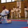 Hammelburg (-ner)  Die deutsche Meisterschaft im Kobudo (Waffenkampf) geht am Samstag in der Saaletalhalle in Hammelburg über die Bühne. Die Karate- und Kobudo-Abteilung des TV/DJK Hammelburg hat es geschafft, diese Titelkämpfe des Bundesverbandes  Kobudo Kwai Deutschland in die Saalestadt zu holen. Kobudo ist eine Kampfkunst, die dem Karate (ohne Waffen) sehr ähnlich ist. Kobudo entwickelte sich früher auf Okinawa/Japan aus dem Umgang mit alltäglichen Gebrauchsgegenständen heraus. Die Rede ist von Langstock, Wanderstab oder der Kama (Sichel zum Reisstroh-Schneiden), dem Tonfa (heute als Polizei-Stock eingesetzt) oder der Sai (damals als Heugabel benutzt). In der Meisterschaft wird in zwei Disziplinen gekämpft: Kata (Formenlauf) und Kumite (Stockkampf). Spannende Treffen in der Disziplin Stockkampf, bei der mit einem 182 Zentimeter langen Softstock gekämpft wird, und Kata-Darbietungen in jeder Altersklasse stehen auf dem Programm. Die Veranstaltung dauert von 11 bis 19 Uhr. Der Eintritt ist frei.