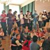 Schweinfurt (la)   „Hallo, du im Nachbarhaus, öffne deine Türe, komm zu mir heraus“ – begeistert sangen die Kinder des Kindergartens St. Kilian beim Tag der offenen Tür aus Anlass des 25-jährigen Bestehens der Einrichtung. Offenheit und Weite, Toleranz und Akzeptanz hob auch Gemeidepfarrer Herbert Kaufmann als zentrales Anliegen in der Erziehung der Kinder hervor. Es gelte, die Kinder zu Offenheit füreinander, für das Leben und auch für den eigenen und fremden Glauben zu erziehen - gerade in einer multikulturellen Stadt wie Schweinfurt mit seinen vielen Neubürgern. Im Rahmen der Feier wurden zwei Mitarbeiterinnen der ersten Stunde geehrt. Seit 1982 wirkten Waltraud Wirtz (rechts) als Kinderpflegerin und Ulrike Krug (links) als Erzieherin in St. Kilian. Letztere übernahm 1989 die stellvertretende und 2004 dann die Leitung. Bei Kaffee und Kuchen, einer reichhaltigen Foto-Schau aus der Geschichte des Kindergartens und einem abwechslungsreichen Programm für Groß und Klein erfüllten Kinder und Erwachsene den Kindergarten mit Leben.
