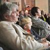 Gebannt verfolgen die Zuschauer im Bimbacher Schloss die Premiere des Filmes „Romantisches Prichsenstadt“.