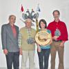 Nüdlingen (mk)   Laura Hofmann, Schützin des Sportschützenverein Nüdlingen, wurde zur Kirchweihkönigin 2007 beim Kirchweihkönigsschießen ihres Vereins gekürt. Ihr zur Seite stehen als erster Ritter Roman Sittler (links von ihr) und als zweiter Ritter Willi Emmert (rechts). Schützenmeister Reinhold Hofmann (links) gratulierte den Gewinnern.