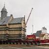 Ein Mitarbeiter der Transportfirma beobachtet im sächsischen Borna die Heuersdorfer Kirche auf den letzten Metern zu ihrem neuen Standort.