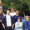 Ist Stefan aus Oldenburg (Zweiter von links) der richtige Papi? Die acht Kinder – sechs Söhne und zwei Töchter – testeten den möglichen neuen Mann an Mamas Seite im Geiselwinder Freizeitland. Die Begeisterung scheint sich augenscheinlich in engen Grenzen zu halten, aber das muss noch nichts heißen.