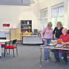 OCHSENFURT (ume)   Der Büromarkt Huttner hat in der Klingentorpassage einen neuen Ausstellungraum „Büroideen“. Im neuen Ausstellungsraum findet der Kunde sowohl hochwertige, als auch günstige Büroideen. Beispiele von Arbeitsplätzen, einem Empfangs- und Foyer-Bereich bieten dem Kunden Ideen für Einrichtungsmöglichkeiten. Auf Beratung und Planung legt das Team des Büromarktes großen Wert, weshalb es in diesem Jahr durch einen Innenarchitekten verstärkt wurde. Im Bild Ramona Zierlein (Bürokauffrau), Kerstin Landeck (Leiterin Objektabteilung und Inhaber Anton Kestel im neuen Ausstellungsraum. Weitere Infos unter www.huttner-direkt.de oder info@huttner-direkt.de im Internet.