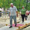 gochsheim (ert)   Auf Initiative und organisiert von Gemeinderätin Helga Fleischer hat eine Gruppe von 42 Gochsheimern den Seniorenspielplatz in Nürnberg besucht; den ersten in Bayern. Mit dabei: Vertreter des Gemeinderates, der Gemeindeverwaltung, des Seniorenbeirates, der Kirchen, der Arbeiterwohlfahrt, des VdK, Bürgermeister Wolfgang Widmaier und interessierte Senioren. Das Thema Seniorenspielplatz war erstmals in der Seniorenbürgerversammlung diskutiert worden. Fleischer hatte es dann in den Gemeinderat gebracht (wir berichteten). Erster Anlaufpunkt des Halbtagesausflugs war der Stadtteil Eibach im Nürnberger Süden. Dort befindet sich ein generationenübergreifender Spielplatz, „interessant für Großeltern, die mit ihren Enkeln einen Spielplatz besuchen und selbst aktiv sein wollen“, wie die Gruppe befand. Das Bild zeigt seniorengerechtes Training auf der so genannten Wellenbrücke. Anschließend ging es zum ersten reinen Seniorenspielplatz Bayerns, dem „Aktionsparcours“ der Stadt Nürnberg am Seniorenheim „Martha Maria“. Gabriela Pohl vom Sportservice der Stadt Nürnberg und Anita Langenbach, die Leiterin des Seniorenzentrums Martha Maria, erläuterten das Konzept und beantworteten geduldig die vielen Fragen. Das Angebot werde von älteren Mitbürgern gut angenommen, erklärten sie unisono. Ob Gochsheim eine ähnliche Einrichtung bekommt, ist allerdings noch offen. Zunächst sollen die Erkenntnisse aus der Exkursion im Seniorenbeirat unter dem Vorsitz von Liane Schubert diskutiert werden, zeigte Fleischer den nächsten Schritt auf.