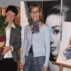 Gerolzhofen (novo)    Am Eingang zur Spitalstraße eröffnete jetzt Fotografin Ira Müller ihr Studio für kreative Fotografie, wie sie es nennt. Mit dem Schritt in die Selbständigkeit setzt die gelernte Fotografin zugleich in der dritten Generation eine alte Familientradition fort. Schon Großvater Hermann Friedrich und, nachdem dieser im Zweiten Weltkrieg gefallen war, ihr Vater Wigberth Friedrich arbeiten in diesen Räumen als Fotografen und machten den Begriff „Foto Friedrich“ zum Markenzeichen. Ihre jahrelange Erfahrung bringt Ira Müller in eine breite Angebotspalette ein. Die reicht von künstlerischen Porträtaufnahmen, über Hochzeits-, Familien-, Bewerbungs- und Passbildern bis hin zur ästhetischen Aktfotografie. Hinzu kommen die digitale Bildbearbeitung etwa von alten und beschädigten Fotos bis hin zu Fotoarbeiten aller Art und dem Verkauf des entsprechenden Zubehörs. Ihre Freude über das neue Foto-Studio von Ira Müller und die Fortsetzung einer langen Fotografen-Tradition brachte anlässlich der Eröffnung auch Gerolzhofens Bürgermeisterin Irmgard Krammer (links) zum Ausdruck.