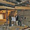 Johannes Hettiger und Werner Thamm (von links) im Dachgebälk des Weinhauses „Zorn“ in Lengfurt, das sie mit viel Aufwand wieder herrichten.