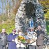 Luzie und Roland Breitenbach pflegen die Mariengrotte in Obersinn. Die katholische Kirchengemeinde bedankte sich für 17 Jahre ehrenamtliches Engagement (von links): Pfarrgemeinderatsvorsitzender Lothar Ullrich, Pfarrer Franz Malczyk, Luzie und Roland Breitenbach sowie Volker Gärtner von der Kirchenverwaltung.