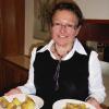 Karin Roth, Mitarbeiterin im Landwirtschaftsamt, serviert den Teilnehmern die dampfenden Kartoffeln.