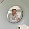 Dr. Martin Hauer am Computertomographen in seiner Praxis