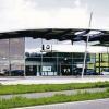 Kitzingen/Marktsteft (lsl)   So wie dieses neue BMW-Autohaus in Lauda-Königshofen wird das Autohaus Tief-Dörfler im Herbst 2008 aussehen. Bis dahin soll das neue Autohaus mit dem Verkauf von Neu- und Gebrauchtwagen sowie dem dazu gehörenden Service-Angebot auf einem Grundstück gleich neben der Staatsstraße in Marktsteft stehen. Die Pläne sind bereits genehmigt, der Bau soll in den nächsten Wochen los gehen. Der Neubau des bisher auf die Standorte Kitzingen und Ochsenfurt verteilten Autohauses Tief-Dörfler in Marktsteft ist das wichtigste Projekt nach dem Zusammenschluss des Kitzinger BMW-Händlers mit dem Autohaus Rhein in Würzburg. Nachdem schon länger Gerüchte um eine Veränderung bei BMW kursiert waren, gaben die beiden Geschäftsführer Ralf Rhein und Christof Braterschofsky von Tief-Dörfer den Zusammenschluss am Dienstag bekannt. Braterschofsky bleibt danach Mitinhaber und Geschäftsführer und führt das Unternehmen mit rund 30 Mitarbeiter weiter. Ziel der Zusammenarbeit sei die Verbesserung der Leistungsfähigkeit etwa durch einen gemeinsamen Einkauf, heiß es bei einer Pressekonferenz am Dienstag. Bericht  Seite 17.