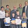 Sebastian Mark (vorne von links), Henrik Endres, Luca Frankenstein und Janine Schäfer freuten sich sehr über das beste Sammelergebnis im Bereich der Volksschulen. Bei der Ehrung waren Schulleiterin Doris Vollert (hinten von links), Jutta Summer, Dr. Andreas Metschke, Dr. Peter Motsch und Franz Portscher mit dabei.