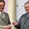 Pfarrer Arnold Seipel (rechts) überreicht Bürgermeister Rainer Fuchs die Schlüssel für das ehemalige Wasserschloss.