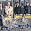 GIEBELSTADT (fcn)    Bürgermeister Paul Merklein (von links), Ulrich Wortmann, Leiter Filialentwicklung von Aldi Süd, Claudia Roth und Rainer Düsel von der Firma Allobjekt Gewerbe-Immobilien GmbH & Co. KG eröffneten die neue Aldi-Niederlassung am Ortsrand von Giebelstadt. Auf etwa 800 Quadratmetern finden die Kunden rund 650 Artikel des täglichen Bedarfs, zweimal wöchentlich wechselnde Aktionswaren sowie Serviceangebote wie Telefonkarten.