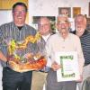 Der Handball-Fanclub Bergtheim hat Josef Hammer (Dritter von links) zum Ehrenmitglied ernannt. Auf dem Bild (von links): HFC-Vorsitzender Herbert Rink, Stellvertreter Kurt Prozeller, Josef Hammer und HFC-Kassier Peter Kreisel bei der Überreichung der Ehrenurkunde und eines Präsentkorbs.