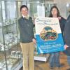 Begeistert von den Kreuzberg-Souvenirs: (von links) Museumsleiterin Katja Schenkenberger sowie Giesela und Roland Schoch.
