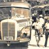 1957: Hermann Hock (vorne rechts), Gründer der in Hausen ansässigen Firma Main-Spessart-Reisen, beginnt mit drei gebrauchten Mercedes-Bussen, die er von dem in finanzielle Schwierigkeiten geratenen Zellinger Unternehmen Goldstein gekauft hatte. Bei dem jungen Mann in Lederhose handelt es sich um Busfahrer Clemens Schäfer.
