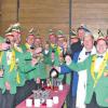Escherndorf (rr)    Ein dreifach donnerndes „Lumpazia Helau“ und viel Musik begleiteten den Faschingsauftakt der Escherndorfer Narrengilde. Gemeinsam mit dem Schlachtruf der Elfer, Senatoren und närrischen Gäste sorgten die  Rhythmen der Escherndorfer Musikkapelle für Stimmungswogen und unterhielten die Narrenschar auf ihrem Weg durch das Dorf. Heuer erstmals wurden die Lumpazianer von der Lengfelder Karnevalsvereinigung und ihrem Präsidenten Manfred Stach begleitet – ein munteres Völkchen, dass die närrische Stimmung anheizte. Nach mehreren Stationen bei den Senatoren erreichte man beschwingt und in bester Laune den Kronen-Saal, wo der neue Hausorden vorgestellt und Rückblick auf die vergangene Faschingssaison gehalten wurde. Verteilt wurden die neuen Sessionsorden an die Elferräte, Senatoren und prominenten Gäste von Gesellschaftspräsident Thomas Schlier, seinem Vize Torsten Galka und Sitzungspräsident Michael Sauer. Auch die Terminplanung für die kommende Session 2007/08 wurde ausgiebig besprochen. Der Orden zeigt heuer die Lourdes-Kapelle. Zur Narrenschar der DJK-Lumpazia gesellten sich der ehemalige DJK-Kreisvorsitzende Erich Walter sowie der stellvertretende Landrat Robert Finster neben den Gästen aus Lengfeld.