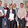 Mit der Plakette „Fledermäuse willkommen“ und einer Anerkennungsurkunde des bayerischen Umweltministeriums, zeichnete Landrätin Tamara Bischof (links im Bild) am Dienstag diese Frauen und Männer aus dem Landkreis Kitzingen aus. Sie bieten in ihren Häusern und Kellern Fledermäusen einen sicheren Unterschlupf, obwohl sie dafür allerlei Unannehmlichkeiten in Kauf nehmen müssen.