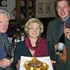 Die Greifenstein-Wirte Siegfried und Karin Korger mit Frank Dietrich (rechts) vom Winzerkeller Sommerach.HERBERT KRIENER