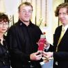 Helmstadt (abra)   Die Helmstadter Firma „Raum und Idee“ von Peter Ament erhielt für die Umsetzung ihres Konzepts der „Ganzheitlichen Raumgestaltung“ den „Raum hoch drei“-Award 2007 des Südbundes Einkaufsverband für Heimtextilien. Bundesweit waren dazu 252 Teilnehmer angeschrieben worden. Das Konzept von Aments Firma landete nach Bewertung durch eine Jury auf Platz 1. Unter „Ganzheitlicher Raumgestaltung“ versteht Ament eine Wohnungsrenovierung „aus einem Guss“. Zusammen mit seinen Mitarbeitern gestaltete er in Kreuzwertheim eine Wohnung neu – von der Farbgebung über die Beleuchtung bis zum Mobiliar. Den Preis im Wert von mehreren Tausend Euro überreichte Verbandsvertreter Lothar Büsse (rechts) an das Ehepaar Dagmar und Peter Ament.FOTO privat