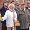BAD KISSINGEN (uso)   Am Dienstag stellten Oberbürgermeister Karl Heinz Laudenbach (rechts) und der Leiter des Tiefbauamtes, Erwin Hippler, die neue Ampelanlage an der Kreuzung Kapellen-/Hartmannstraße vor. Vor allem die Bewohner des Senioren-Wohnparks Burkardus (im Bild) freuten sich über die Zusatzeinrichtung für Blinde und Sehbehinderte, hatten sie diese doch vor einem Jahr selbst beantragt. Zu gefährlich war einigen von ihnen das Überqueren der Straße geworden. Nun können die Bewohner einen Knopf an der Unterseite des gelben Kastens drücken, so dass ein Signal ertönt, sobald die Ampel auf grün schaltet. „Der Signalton passt sich den Verkehrsverhältnissen an. Er ist also auch bei regem Verkehr zu hören“, so Hippler. An der Kreuzung Kapellen-/Hartmannstraße sind beide Übergänge mit dem Zusatzgerät ausgestattet. Diese Nachrüstung kostete laut Hippler 9100 Euro. Seinen Aussagen zufolge gibt es in Bad Kissingen insgesamt 13 Ampelanlagen mit einem solchen Signalgerät.