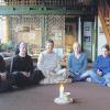 Rita Dowling (Dritte von links.) meditiert mit (von links) Rodney, Ramona, Bianca und Sarah, die im Internat des Elisabethenheims von Schwester Pia betreut werden.