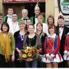 Arnstein (waag)   Michael Metzger vom Fränkischen Fastnachtsverband ehrte verdiente Mitglieder des Arnsteiner Karnevalvereins. Den Sessionsorden des Fastnachtsverbandes Franken erhielten Karlheinz Lutz, Bernd Röll, Andreas Rosenberger, Dirk Solleder. Die Ehrennadel in Gold des Fastnacht-Verbands ging an Claudia Brod, Eva Röll, Benedikt Willert, Jörg Willert, Tobias Willert. Den AKV-Ehrenorden erhielten Michael Deeg, Kristina Drescher, Hofmann Ewald, Christian Hümmer, Peter Mauder, Leonie Strobel, Ulrike Willert. Mit dem BDK-Treue-Abzeichen im karnevalistischen Tanzsport in Bronze wurden Franziska Grömling, Anne Staudigel und Rebecca Wecklein ausgezeichnet. Das Treueabzeichen in Silber erhielten Jutta Herbarth und Lisa Marie Manger. Das Goldene Treueabzeichen ging an Nicole Cramer. Vordere Reihe von links: Andreas Rosenberger, Jutta Herbarth, Leonie Strobel, Franziska Grömling, Kristina Drescher, Lisa-Marie Manger, Anne Staudigel. Mittlere Reihe: Bernd Röll, Michael Deeg, Karlheinz Lutz, Nicole Cramer, Evi Röll, Michael Metzger. Hintere Reihe: Benedikt Willert, Friedrich Reitz, Mathias Wegmann.