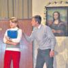 Schweinfurt (–ein)   „Hausgemachtes“ hat mit der Komödie „Facciamo impazzire pap? – wir machen Papa verrückt“ in der Aula des Celtis-Gymnasiums auf dem Programm gestanden. Das Stück, das sich um die (fast) alltäglichen Sorgen des Familienvaters und Weinhändlers Vincenzo Brunello dreht, wurde von der Kollegiatin Julia Schimpf (im Bild mit Hauptdarsteller Georg Fries) verfasst, in Zusammenarbeit mit der Italienischlehrerin Raffaela Recchia inszeniert und von Schülern und Schülerinnen der Jahrgangsstufen 11 bis 13 dargeboten. Durch ihr lebendiges Spiel, die lustigen Dialoge und die Liebe zum Detail der Inszenierung begeisterten die jungen Schauspieler die Zuschauer und boten einen kurzweiligen italienischen Abend – una vera serata italiana!