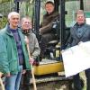 Spatenstich beim Naturlehrpfad (von links): Klaus Spitzl (Naturpark Biospärenreservat Rhön), Burkard Ziegler (Bauleiter Gemeinde Bad Bocklet), Peter Baumgart (Gartenbaufirma), Landrat Thomas Bold, Jürgen Dobler (Landratsamt/Tiefbau) und Landschaftsarchitekt Robert Knidlberger (Büro Land und Plan).