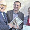 Marktheidenfeld (ret)   Sein 30-jähriges Betriebsjubliäum feierte Hans-Joachim Perschke bei der Marktheidenfelder Firma Hausner Baubeschläge. 1977 begann der 1957 in Michelrieth geborene Enzelshandelskaufmann seine Ausbildung bei Hausner und ist dieser bis heute treu geblieben. Unter der neuen Geschäftsleitung von Petra Hausner ist Perschke mittlerweile verantwortlich für die Bereiche elektronisch-mechanische Schließanlagen, Zutrittskontrollsysteme und generell in der Sicherheitsberatung für private sowie geschäftliche Objekte tätig.  Als Dankeschön überreichten die Seniorchefs Rita und Alfred Hausner ihrem Mitarbeiter Hans-Joachim Perschke (Bildmitte) den Jubiläumsbeutel für treue Dienste.
