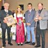 Einen herzlichen Empfang bereitete Erwin Jestadt der Gemeinde Frankenwinheim bei ihrer Wein-Werbetour am Frankfurter Flughafen und in seiner Heimatgemeinde Kelsterbach. Waldemar Sperling (rechts) rührte dabei kräftig die Werbetrommel für die Mainschleife und den Steigerwald. Die Gemeinde Frankenwinheim wurde von Bürgermeister Robert Finster (links) und Weinprinzessin Rebekka Schmitt vertreten.
