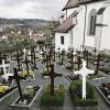 Nach dem Tod sind alle gleich. An kaum einem Ort wird dies so deutlich wie in Ailringen. Auf dem Friedhof im Ortsteil der Gemeinde Mulfingen (Hohenlohekreis) gibt es nur einheitlich schmale Reihengräber, auf denen schlichte Holzkreuze stehen. In weiß für Menschen, die ledig gestorben sind, und in braun für verheiratet gewesene.